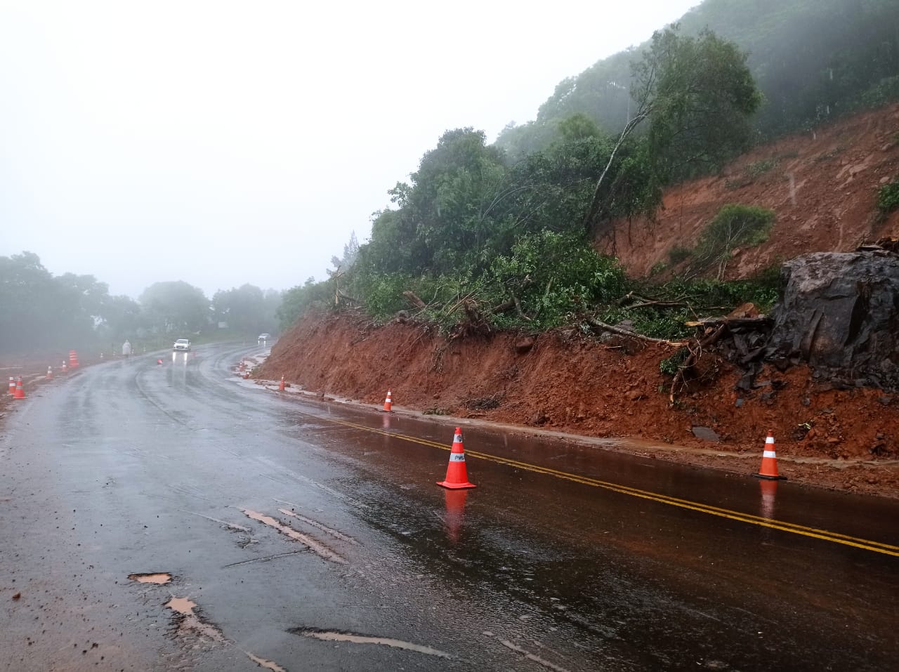 Na foto aparece um trecho de uma rodovia de Santa Catarina com bloqueio por conta das chuvas.