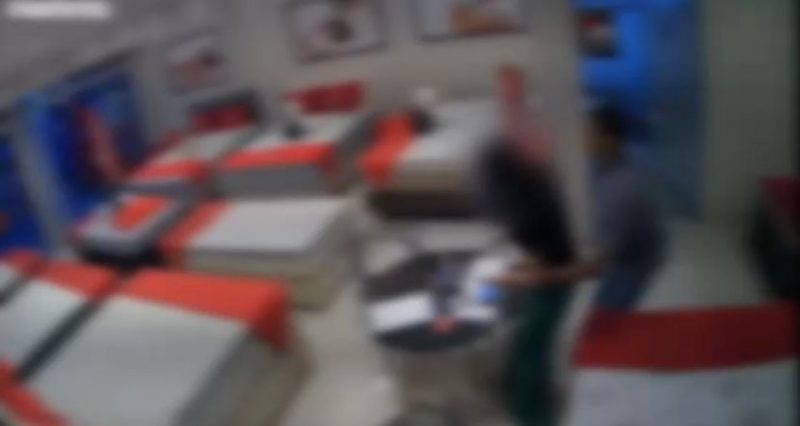 Homem foge depois que v&iacute;tima come&ccedil;a a gritar – Foto: Reprodu&ccedil;&atilde;o/Internet