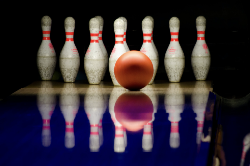 Na imagem, uma pista de boliche 