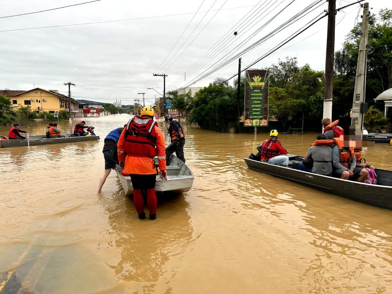 Somente nas &uacute;ltimas 12 horas, as equipes de bombeiros atenderam 390 ocorr&ecirc;ncias, a maioria resgate de pessoas – Foto: Bombeiros Militar/Reprodu&ccedil;&atilde;o ND