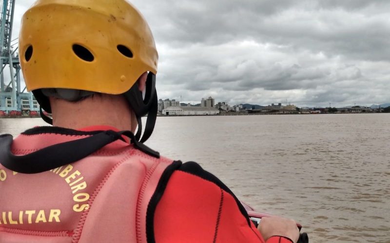 Funcionário de empresa de internet desaparece após carro ser levado por rio na Serra de SC