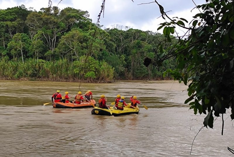 Bombeiros Voluntários de Indaial atuam desde domingo (26) para localizar homens que desapareceram enquanto cruzavam de canoa uma área do rio Itajaí-Açu com profundidade considerável - Foto: Bombeiros Voluntários de Indaial/Divulgação/ND