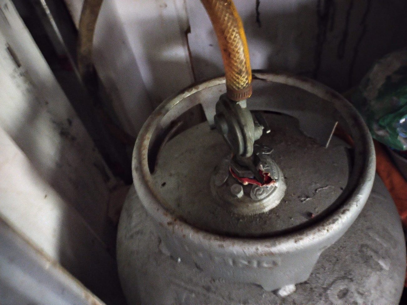 Botijão instalado em local inadequado pode causar acidentes Botijão instalado em local inadequado pode causar acidentes, sobretudo com vazamento de gás