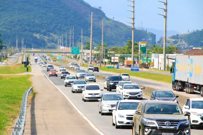 Imagem mostra trânsito de veículos na BR-101 em Itajaí; capotamento gerou lentidão no sentido para Curitiba na manhã desta quinta-feira (30)