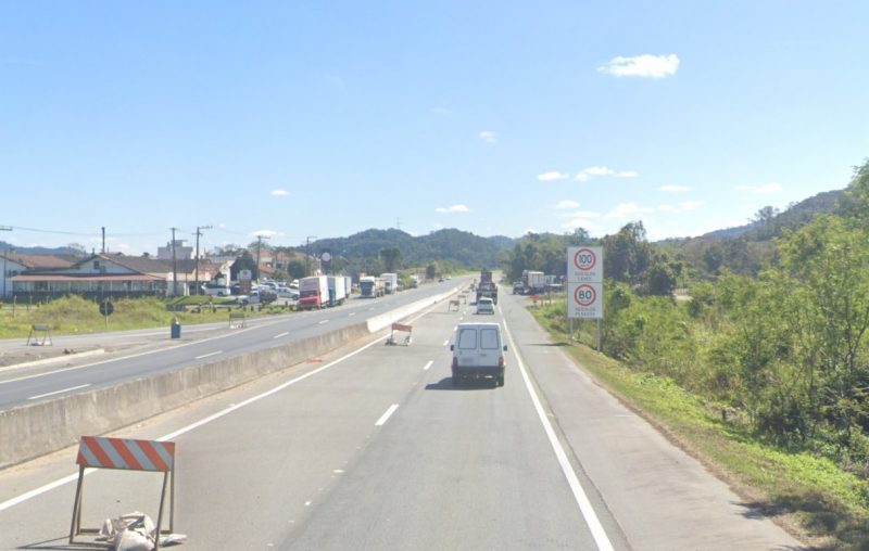 Dupla não foi localizada até o momento e empresário foi libertado minutos após assalto às margens da BR-470, nesta terça-feira (22) - Foto: Google Street View/Divulgação/ND