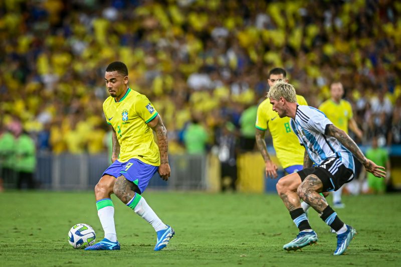 Jogador da Seleção Brasileira, Gabriel Jesus é marcado por De Paul, da Argentina, em jogo no Maracanã