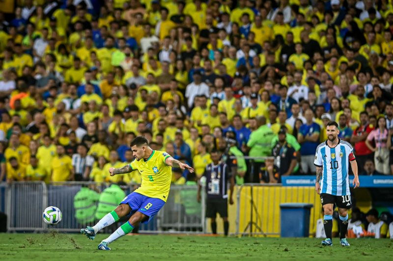 Messi observa Bruno Guimarães; camisa 10 teve atuação discreta no primeiro tempo de Brasil x Argentina
