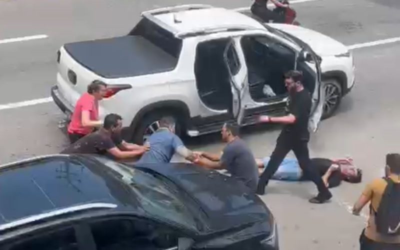 Briga de tr&acirc;nsito em Itapema come&ccedil;ou ap&oacute;s discuss&atilde;o por suposto avan&ccedil;o de sinal vermelho. – Foto: Divulga&ccedil;&atilde;o/PM-SC