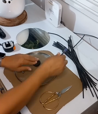 Usando material inusitado, mulher mostra como construiu uma decoração diferenciada - Foto: CeliaRosendo/Reprodução/ND