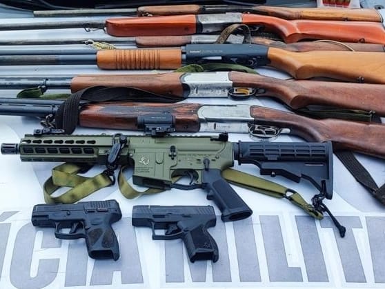 Armas apreendidas em operação da Polícia Militar Ambiental contra caça ilegal