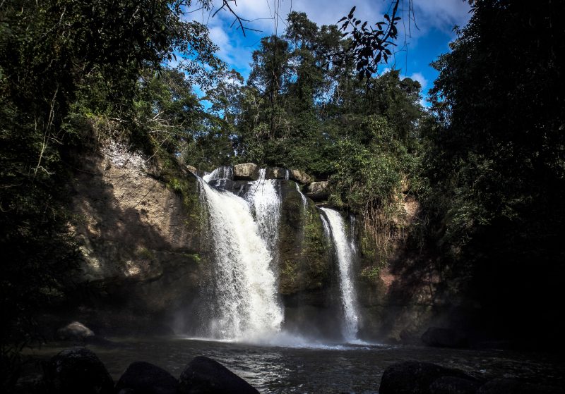 Imagem ilustrativa de uma cachoeira onde adolescente de 14 anos se afoga em Florianópolis