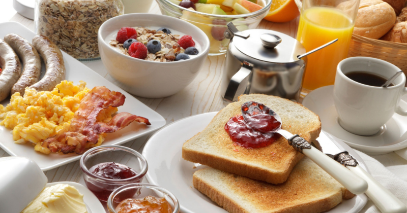 Imagem de mesa posta com café da manhã, nutricionista ensina formas de substituir os ovos 