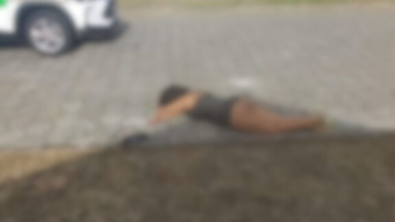 A young woman is found lying in the middle of a “deserted” street in Tijucas;  She was lying face down on the side of the street.