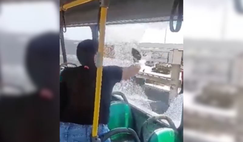 Mulher quebrando a janela de ônibus após ver o filho passar mal de calor