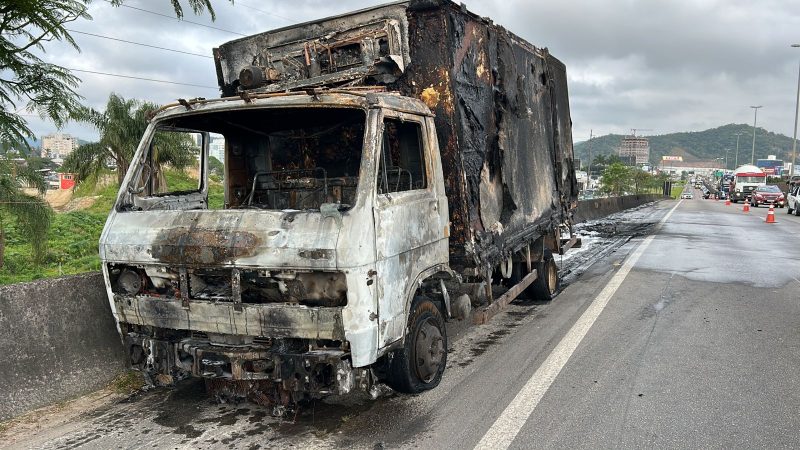 Imagem mostra caminhão completamente consumido pelas chamas em acostamento da BR-101