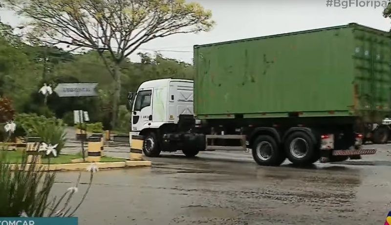 Caminh&atilde;o de empresa terceirizada e que est&aacute; se credenciando para atuar durante a greve chega &agrave; sede da Comcap para ser usado na coleta de lixo e de&nbsp;demais&nbsp;res&iacute;duos – Foto: Divulga&ccedil;&atilde;o/ND