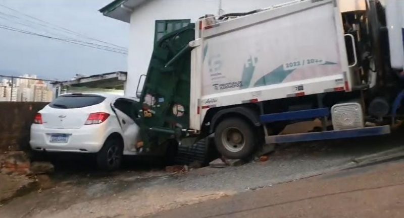 caminhão deixa rastro de destruição 