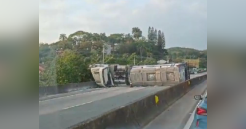 Caminh&atilde;o est&aacute; tombado desde a noite deste domingo – Foto: GMF/Divulga&ccedil;&atilde;o/ND
