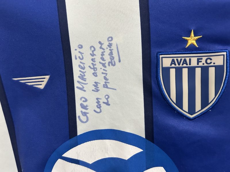 Camisa do Avaí autografa por Zunino