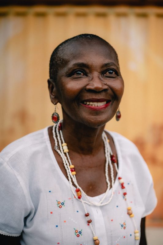 imagem destaca a cantora Ana Maria Carvalho, mulher negra, sorridente e que é a atração do Festival Culturaberta em Floripa