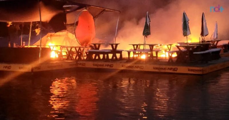 Imagem mostra incêndio tomando todos os 120m² do bar flutuante, destruindo estabelecimento que fica a 400m da praia, no Caixa d'Aço