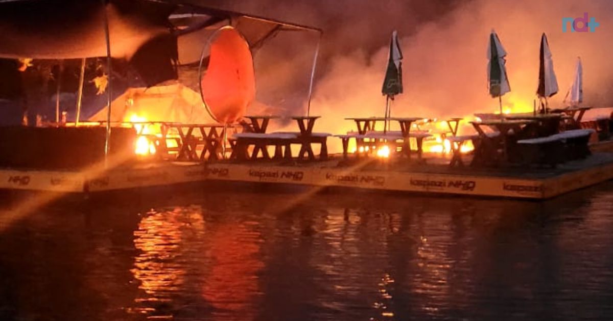 Floating bar in Caixa d'Aço, in Porto Belo, completely destroyed by fire – Fire Service/Reproduction