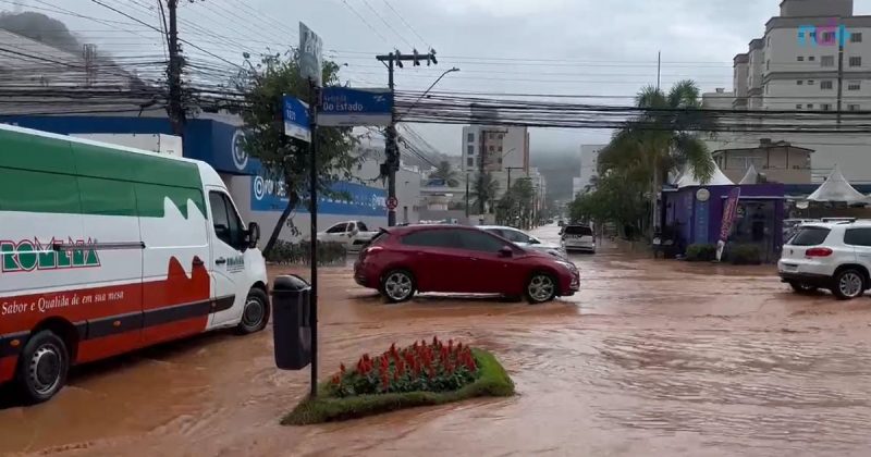 Frame de vídeo mostra avenida do Estado de Balneário Camboriú coberta de água marrom após forte chuvas na manhã desta terça-feira (14)