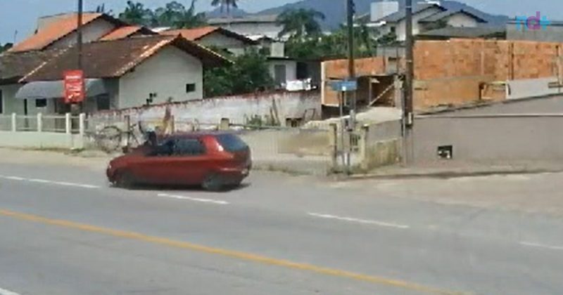 Frame de vídeo mostra momento exato em que ciclista voa ao ser atropelado