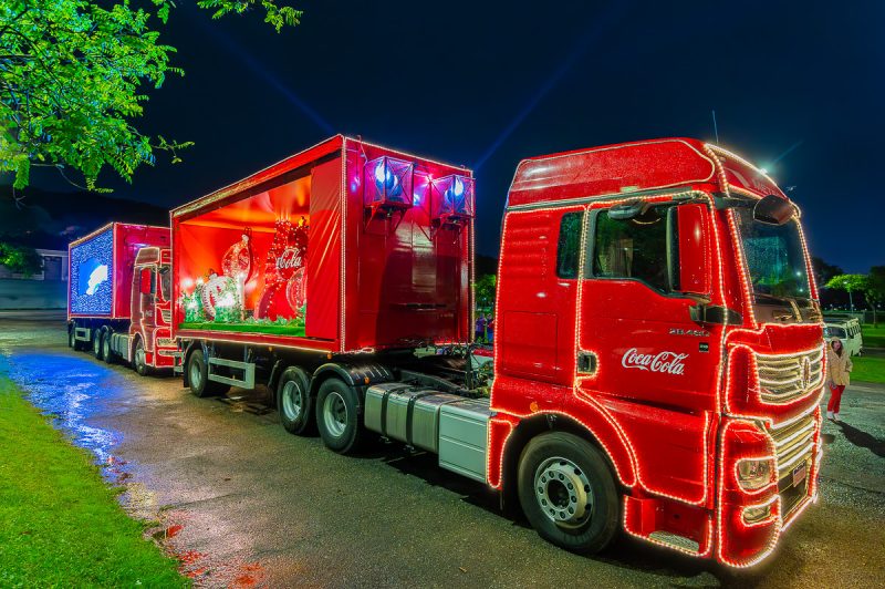 Caminhões da caravana Coca-Cola fazem trajeto natalino nesta quarta-feira (28) na Grande Florianópolis