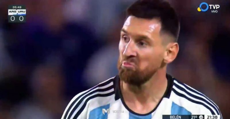 Messi faz careta após sofrer falta em jogo da Argentina