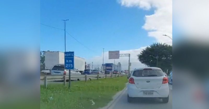 Caminhões geram congestionamento em São José