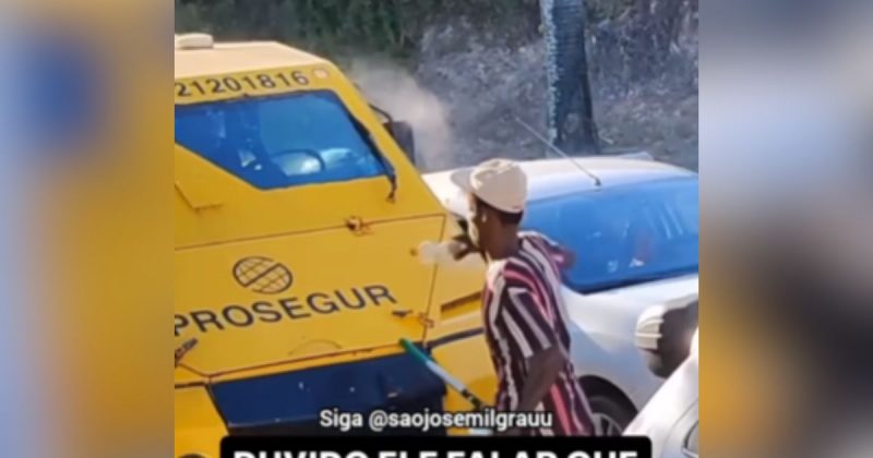 Imagem mostra homem limpando vidros do carro-forte da empresa Prosegur