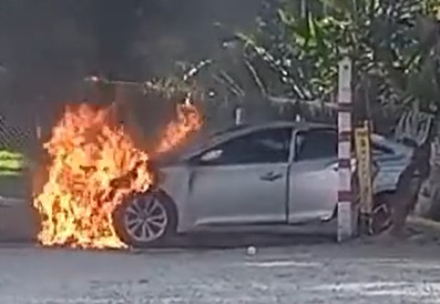 Imagens mostram ve&iacute;culo sendo engolido por inc&ecirc;ndio em Blumenau – Foto: Divulga&ccedil;&atilde;o/Reprodu&ccedil;&atilde;o/ND