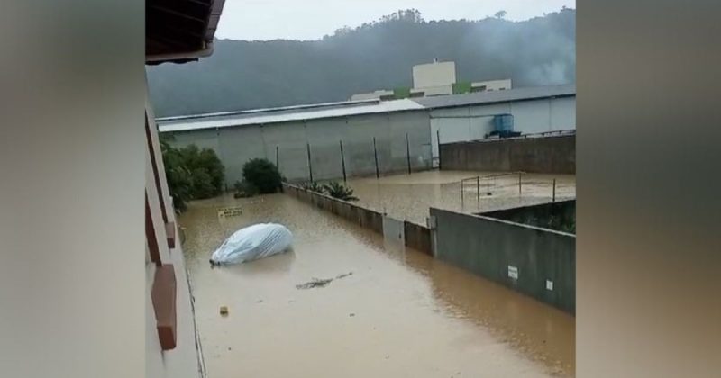 A scene of a car in a bag went viral on social media during one of the floods that hit Alto Vale in October.  Photo: Isauro Bart/Arquivo Pessoal/Divulgação/ND