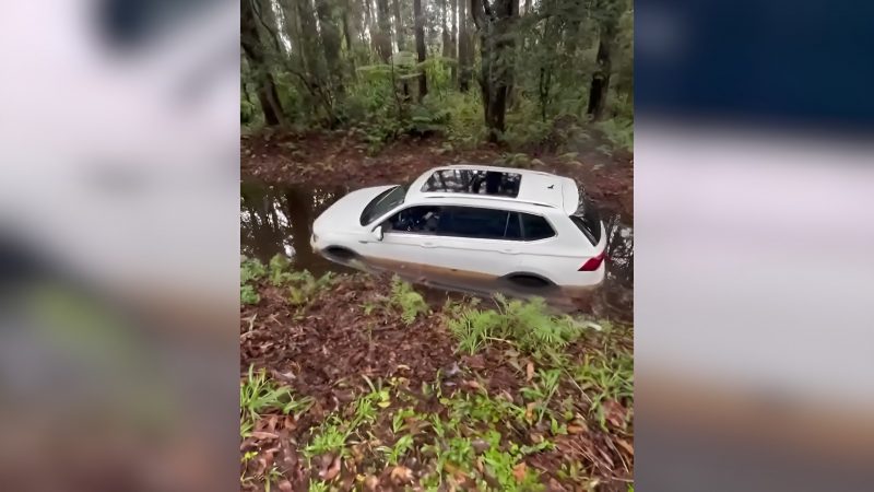 Carro branco inundado igual submarino