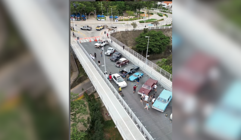 Rally de carros antigos na ponte de Florianópolis