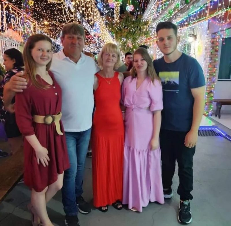 Fam&iacute;lia Grodiski reunida na casa mais iluminada do Brasil – Foto: Arquivo pessoal/Reprodu&ccedil;&atilde;o ND