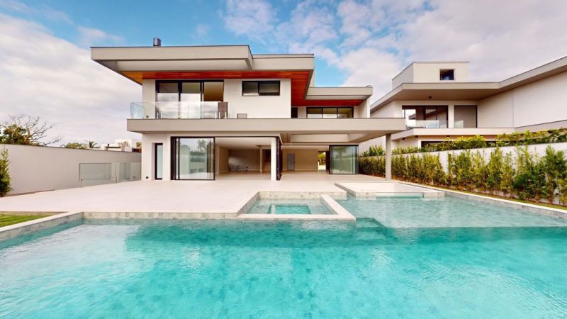 Mansão luxuosa chama atenção de quem quer comprar imóvel 