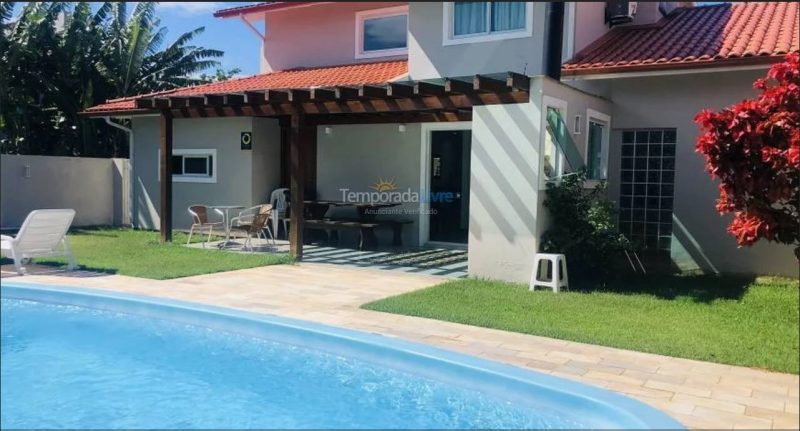 O local conta com churrasqueira, piscina privativa, banheiro com hidromassagem e Wi-Fi em todos os c&ocirc;modos. – Foto: Temporada Livre/Divulga&ccedil;&atilde;o/ND