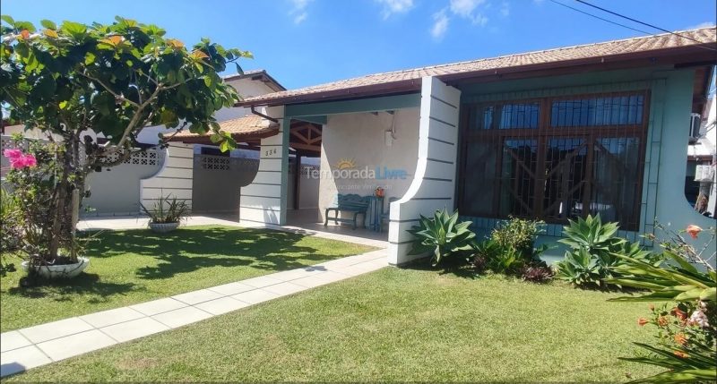 No an&uacute;ncio, esse im&oacute;vel possui quatro quartos e acomoda at&eacute; 14 pessoas. Al&eacute;m disso, conforme o anuncio, para aqueles que pegarem mais de 10 dias de estadia, o valor cai para R$ 1.800. – Foto: Temporada Livre/Divulga&ccedil;&atilde;o/ND