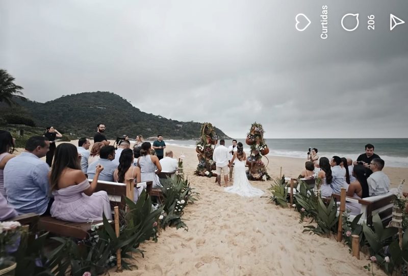 Na imagem, Carlos Jordy - líder da oposição ao governo Lula na Câmara dos deputados- está no altar com os pés na areia da praia do estaleirinho em Balneário Camboriú