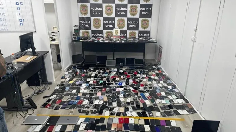 Celulares roubados espalhados no chão da delegacia da Polícia Civil de São Paulo