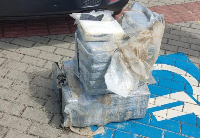 Cerca de 70 quilos de coca&iacute;na s&atilde;o encontrados em praia de S&atilde;o Francisco do Sul – Foto: PM