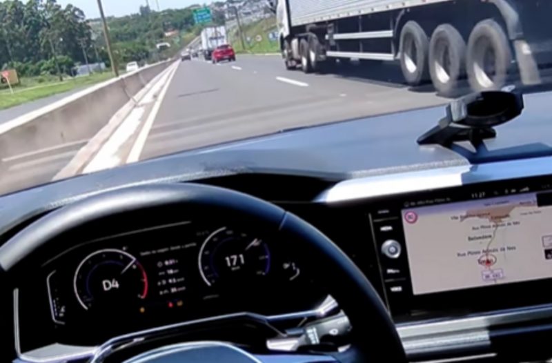 Painel do carro a 170 km/h 