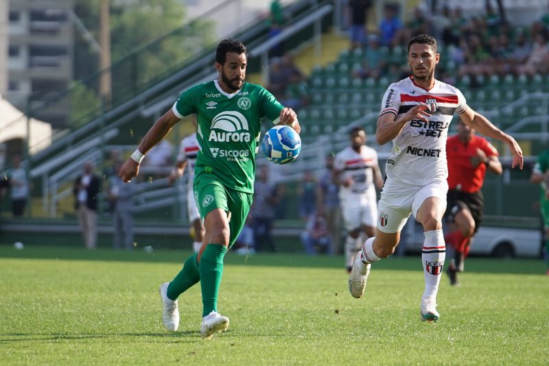 Henrique Dourado, apagado, fez pouco durante o primeiro tempo da Chapecoense – Foto: Tiago Meneghini | ACF
