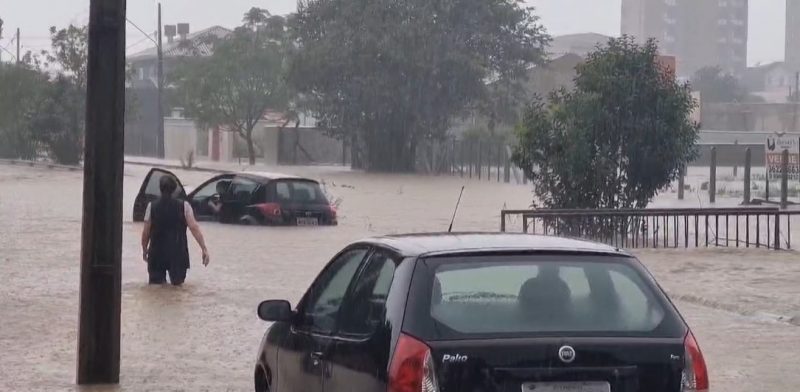 Enxurrada atinge cidade do Planalto Norte e deixa carros e lojas ilhadas – Foto: Reprodu&ccedil;&atilde;o ND+