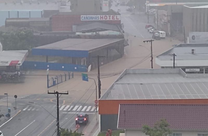Foram registrados alagamentos em v&aacute;rios pontos de Canoinhas – Foto: Joselito Beluk/JMais