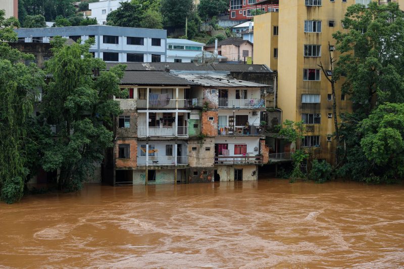 Chuvas no Meio Oeste, em Santa Catarina, inundam casas