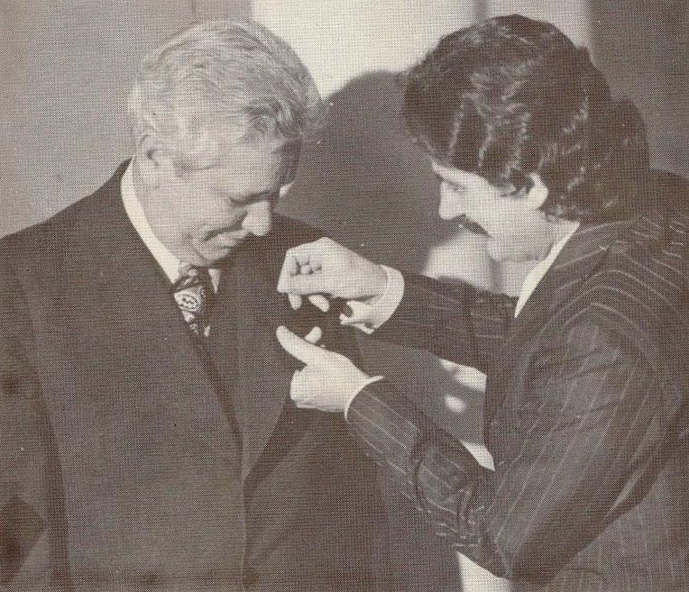 Colombo Salles receives his civil servant badge;  The photo is old and black and white.