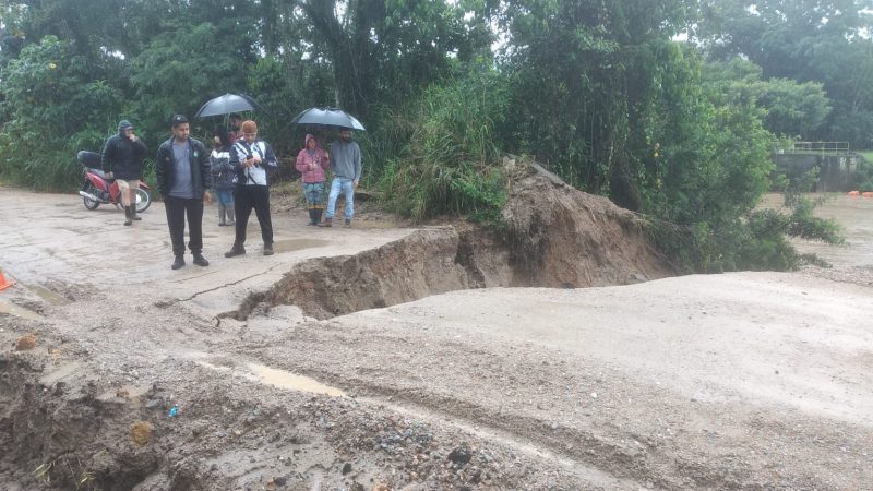 Cratera aberta em estrada da Colônia Japonesa, em Itajaí, com força das fortes chuvas